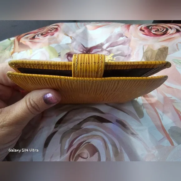 Louis Vuitton Epi fold snap wallet in Used Condition - Picture 4 of 16